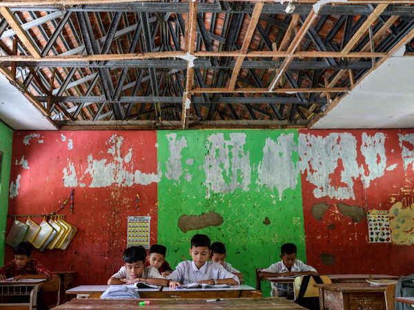 Siswa SDN Binangun Serang Belajar di Tengah Ancaman Atap Runtuh