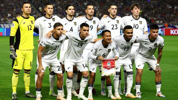 Soccer Football - World Cup - AFC Qualifiers - Group C - Japan v Indonesia - Suita City Stadium, Suita, Japan - June 10, 2025 Indonesia players pose for a team group photo before the match REUTERS/Issei Kato