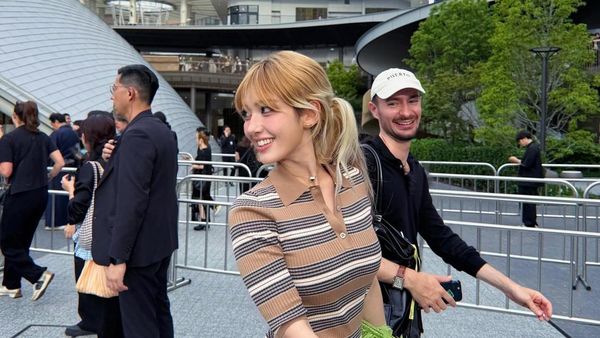 Penampilan Jeon Somi Bergaya No Pants di Acara Prada, Dipuji Bak Boneka