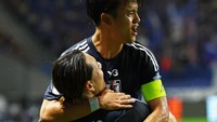 Percobaan Shunsuke Mito pada menit ke-28 mengancam gawang Indonesia. Emil berhasil menghalaunya. REUTERS/Issei Kato