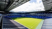 Stadion mempunyai tribun bertingkat ganda yang sangat kompak, jaraknya hanya 7-10 meter dari lapangan. Bangunannya berbentuk persegi panjang yang sederhana, tetapi dibungkus bingkai logam di sudut-sudutnya. Tidak ada hiasan pada eksterior bangunan, kecuali atapnya yang berbentuk pita yang dinamis. (Dok. StadiumDB)  