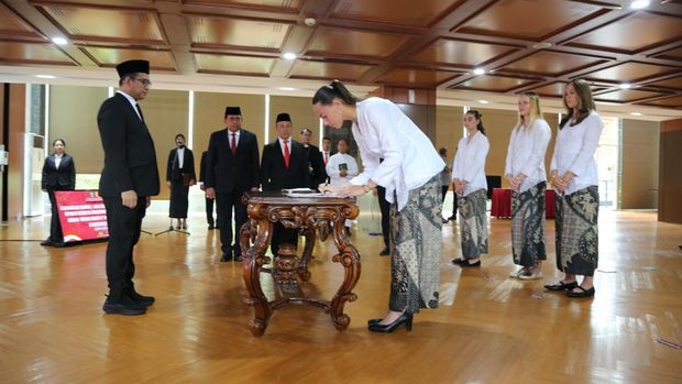 Iris De Rouw melakukan tanda tangan saat Pengambilan Sumpah/Janji Setia Pewarganegaraan WNI di Kementerian Hukum, Jakarta, Selasa (10/6). (Kementerian Hukum RI)