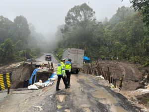 Jalan Amblas di Dairi Masih Proses Penimbunan, Jalur Buka Tutup Jalan Amblas di Dairi Masih Proses Penimbunan, Jalur Buka Tutup