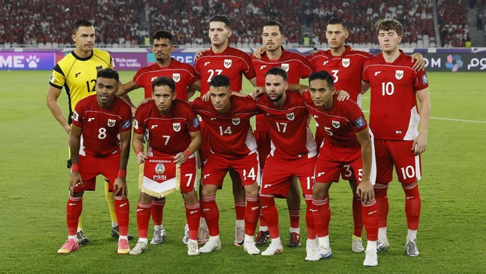 Timnas Indonesia Soccer Football - World Cup - AFC Qualifiers - Group C - Indonesia v China - Gelora Bung Karno Stadium, Jakarta, Indonesia - June 5, 2025 Indonesia players pose for a team group photo before the match REUTERS/Ajeng Dinar Ulfiana