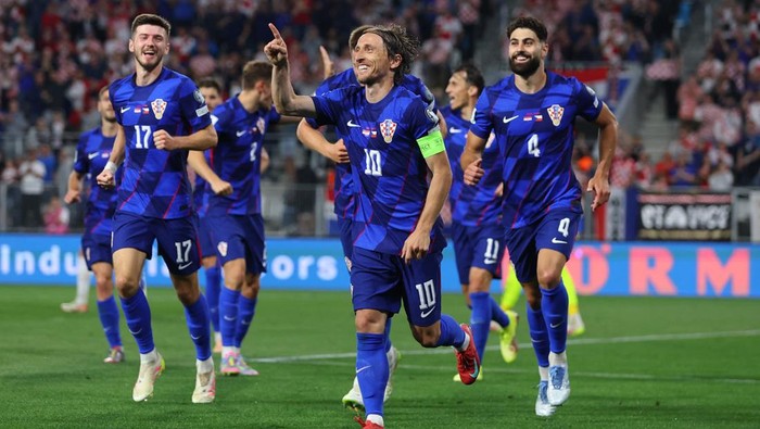 Timnas Kroasia Soccer Football - World Cup - European Qualifiers - Group L - Croatia v Czech Republic - Opus Arena, Osijek, Croatia - June 9, 2025 Croatias Luka Modric celebrates scoring their second goal with teammates REUTERS/Antonio Bronic