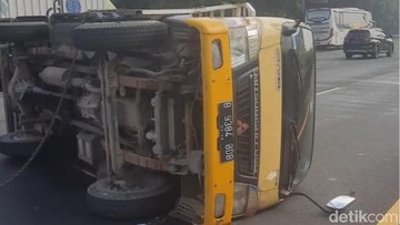 Truk Terbalik di Tol Jagorawi Km 34 Dipicu Pecah Ban