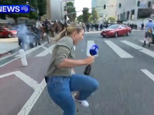 Video Detik-detik Jurnalis Tertembak saat Liput Kerusuhan di Los Angeles Video Detik-detik Jurnalis Tertembak saat Liput Kerusuhan di Los Angeles