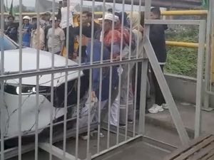 Video: Heboh Mobil Anggota DPRD CIlegon Tabrak Pedemo, Korban Terjepit Video: Heboh Mobil Anggota DPRD CIlegon Tabrak Pedemo, Korban Terjepit