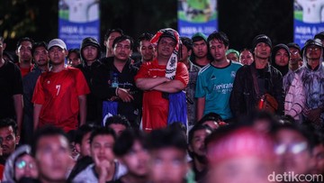 Wajah Tegang-Lesu Suporter Indonesia Melihat Timnas Dibantai Jepang