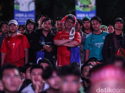 Wajah Tegang-Lesu Suporter Indonesia Melihat Timnas Dibantai Jepang