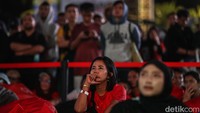 Para suporter Timnas Indonesia yang memadati SUGBK sejak sore hari tetap setia menyaksikan aksi dari para punggawa Timnas.