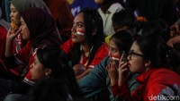 Suporter Timnas Indonesia nonton bareng Jepang vs Indonesia di SUGBK, Jakarta, Selasa (10/6/2025).