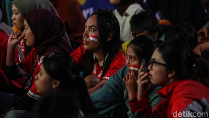 Wajah Tegang-Lesu Suporter Indonesia Saksikan Kekalahan Telak Atas Jepang Potret suporter Timnas Indonesia saat menyaksikan kekalahan telak atas Jepang di SUGBK, Jakarta, Selasa (10/6/2025).