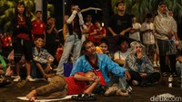 Para suporter tampak tegang kala Timnas Jepang terus membombardir Indonesia.