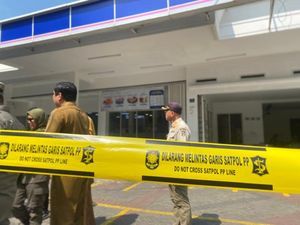 Lahan Parkir Minimarket Disegel Walkot Surabaya karena Ada Jukir Liar Lahan Parkir Minimarket Disegel Walkot Surabaya karena Ada Jukir Liar