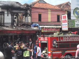 Warung Kelontong di Jatinangor Sumedang Terbakar, Lalin Sempat Macet Warung Kelontong di Jatinangor Sumedang Terbakar, Lalin Sempat Macet
