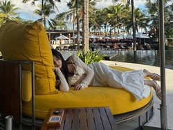 Aktris Korea Kim Min Ju Liburan di Bali, Yoga hingga Rebahan Pinggir Kolam