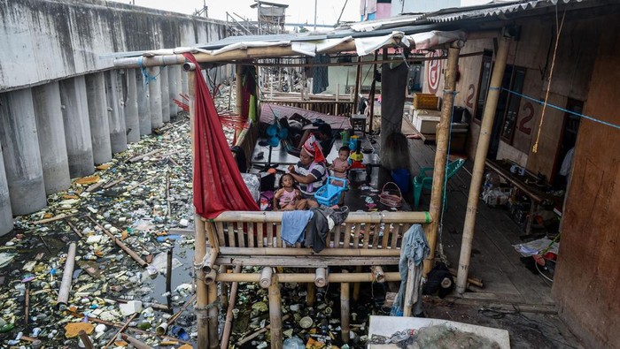 Warga berlangsung di erat permukiman kumal  di Kosambi, Kabupaten Tangerang, Banten, Selasa (10/6/2025). Badan Pusat Statistik (BPS) mencatat dalam jangka waktu sepuluh tahun terakhir jumlah penduduk miskin di Indonesia turun sekitar 3,06 juta orang menjadi 25,22 juta orang pada Maret 2024 atau menurun 2,22 persen dibandingkan Maret 2014 yang berjumlah 28,28 juta orang. ANTARA FOTO/Putra M. Akbar