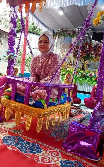 Viral! Tradisi Unik Pengantin Naik Ayunan Sebelum Kirab di Sumatra Utara