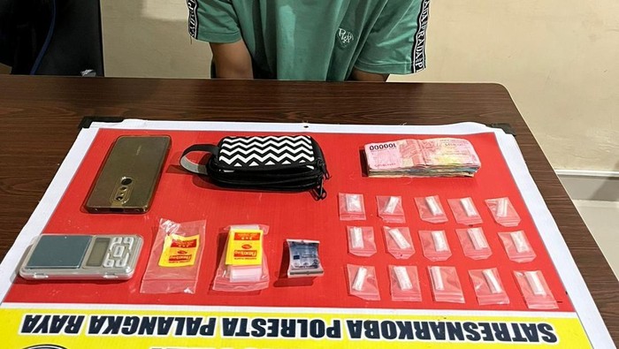 Dua Pengedar Sabu ditangkap di Jl. Dr. Murjani, Kelurahan Pahandut, Kecamatan Pahandut, Palangka Raya Dua Pengedar Sabu ditangkap di Jl. Dr. Murjani, Kelurahan Pahandut, Kecamatan Pahandut, Palangka Raya