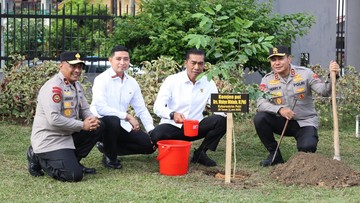 Dukung Green Policing, Kabareskrim Tanam Pohon di Polda Riau