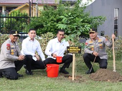Dukung Green Policing, Kabareskrim Tanam Pohon di Polda Riau