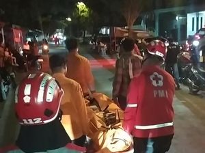 Penjual Kerupuk Itu Tak Mendengar Teriakan Penjaga Pintu Pelintasan KA Penjual Kerupuk Itu Tak Mendengar Teriakan Penjaga Pintu Pelintasan KA