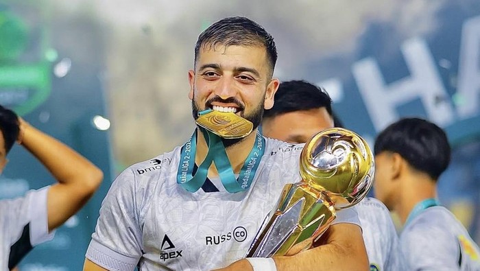 Gelandang Omid Popalzay dikala menenteng PSIM Jogja juara Liga 2 2024/2025. Gelandang Omid Popalzay dikala menenteng PSIM Jogja juara Liga 2 2024/2025.