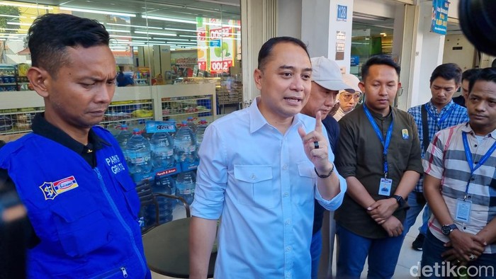 Hadi Purwanto, jukir resmi di salah satu minimarket di Jalan Kartini, Surabaya yang diintimidasi sejumlah preman. walkot eri