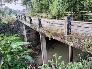 Jembatan di Lamongan Ambles Tergerus Luapan Sungai Jembatan di Lamongan Ambles Tergerus Luapan Sungai