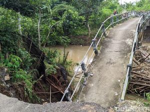 Jembatan 30 Meter di Tulungagung Diterjang Banjir hingga Putus Total Jembatan 30 Meter di Tulungagung Diterjang Banjir hingga Putus Total