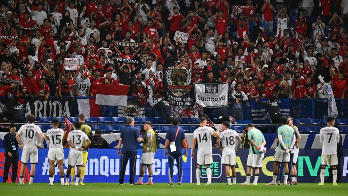 Dukungan fans saat menyaksikan Indonesia melawan Jepang di Suita, Osaka, Selasa (10/6/2025). (Foto: Kenta Harada/Getty Images)