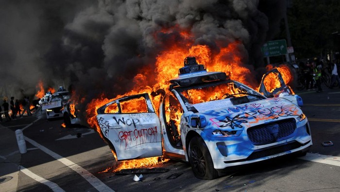Kacau! Gerai Apple hingga Adidas Dijarah Saat Kerusuhan Los Angeles SENSITIVE MATERIAL. THIS IMAGE MAY OFFEND OR DISTURB Waymo cars burn during a protest against federal immigration sweeps in downtown Los Angeles, California, U.S. June 8, 2025. REUTERS/Daniel Cole TPX IMAGES OF THE DAY