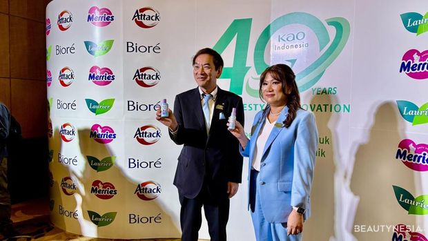 Shoichi Hasegawa, Presiden Direktur Kao Indonesia, dan Susilowati, VP Marketing Kao Indonesia