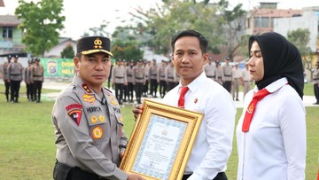 Kapolda Riau Beri Penghargaan Tim Raga Ungkap Kasus Perusakan Hutan-Narkoba