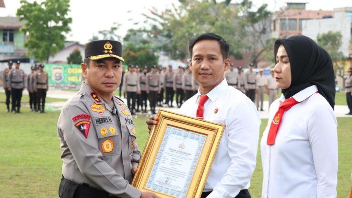 Kapolda Riau Irjen Herry Heryawan menampilkan penghargaan terhadap Tim Raga pengungkap problem perusakan hutan hingga narkoba.