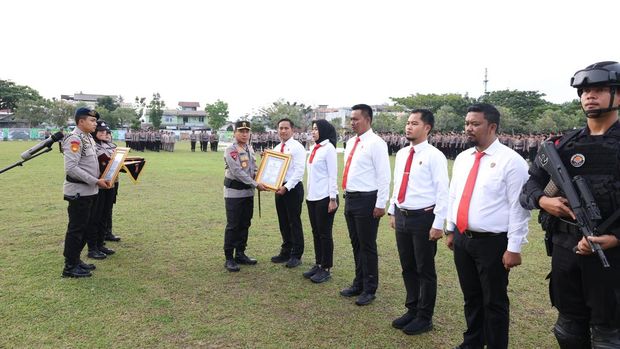 Kapolda Riau Irjen Herry Heryawan menampilkan penghargaan terhadap Tim Raga pengungkap problem perusakan hutan hingga narkoba.