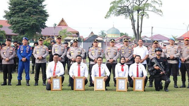 Kapolda Riau Irjen Herry Heryawan menampilkan penghargaan terhadap Tim Raga pengungkap problem perusakan hutan hingga narkoba.