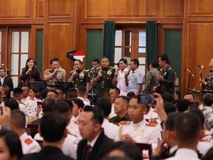 Kapolri-Panglima TNI Duet Nyanyi Rumah Kita saat Gala Dinner Bareng Prabowo Kapolri-Panglima TNI Duet Nyanyi Rumah Kita saat Gala Dinner Bareng Prabowo