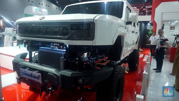 Kendaraan lapis baja listrik Pandu Maung MV3 buatan Pindad saat pameran Indo Defence 2024 Expo and Forum di JIExpo Kemayoran, Jakarta, Rabu (11/6/2025). (CNBC Indonesia/Muhammad Sabki)