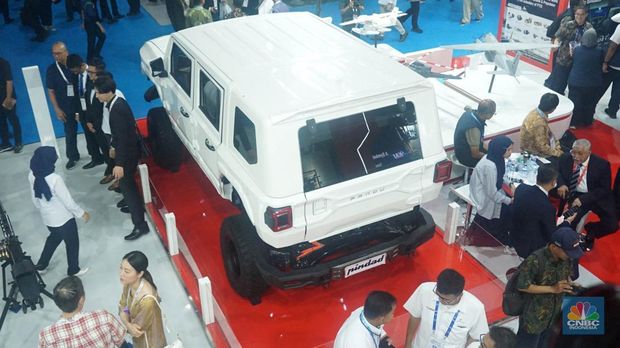 Kendaraan lapis baja listrik Pandu Maung MV3 buatan Pindad saat pameran Indo Defence 2024 Expo and Forum di JIExpo Kemayoran, Jakarta, Rabu (11/6/2025). (CNBC Indonesia/Muhammad Sabki)