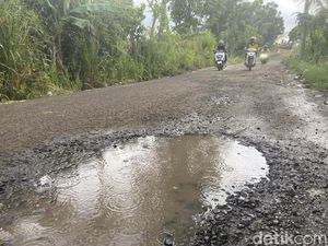 Warga Keluhkan Jalan Ambo Matti Parepare Rusak Penuh Lubang Picu Kecelakaan Warga Keluhkan Jalan Ambo Matti Parepare Rusak Penuh Lubang Picu Kecelakaan