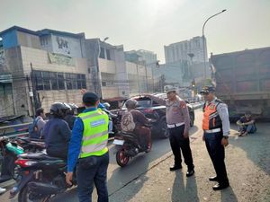 Lalin Flyover Ciputat Arah Jakarta Macet gara-gara Truk Mogok Lalin Flyover Ciputat Arah Jakarta Macet gara-gara Truk Mogok