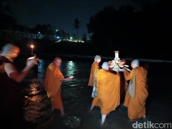 Khidmatnya Larung Pelita di Sungai Progo Magelang