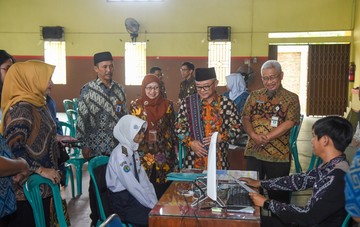 Potret Mendikdasmen Mu'ti Tinjau Pelaksanaan SPMB di Jepara Jateng