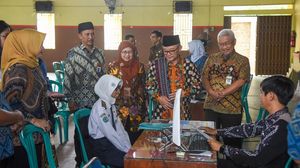 Potret Mendikdasmen Muti Tinjau Pelaksanaan SPMB di Jepara Jateng