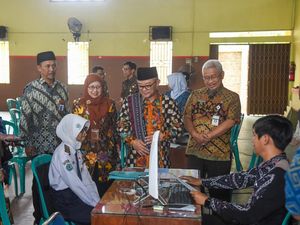 Potret Mendikdasmen Muti Tinjau Pelaksanaan SPMB di Jepara Jateng
