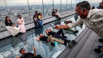 Menikmati Bangkok dari Mahanakhon Skywalk yang Mendebarkan