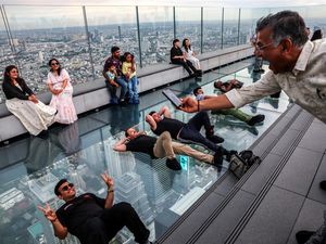 Menikmati Bangkok dari Mahanakhon Skywalk yang Mendebarkan