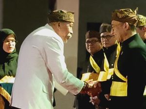 Fadli Zon Jadi Warga Kehormatan Suku Tengger Saat Resepsi Yadnya Kasada Fadli Zon Jadi Warga Kehormatan Suku Tengger Saat Resepsi Yadnya Kasada